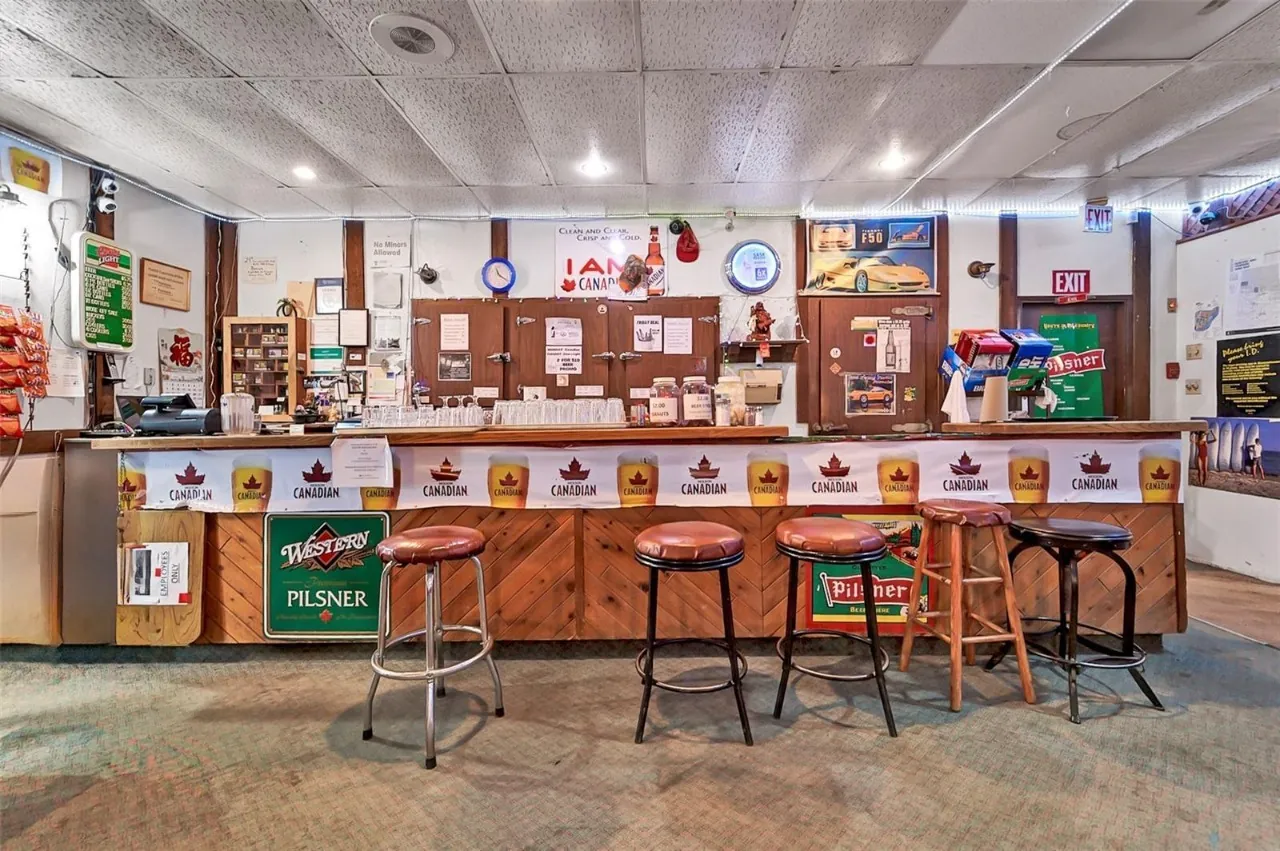 The bar at Clavet Motor Inn